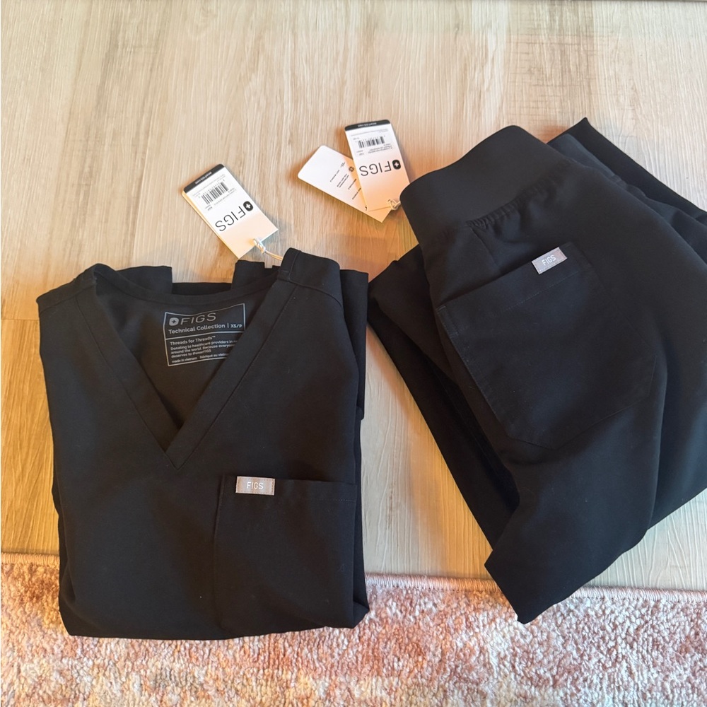 Figs Black Petite Scrub Set